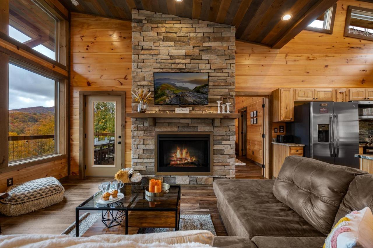 The Overlook - '21 Cabin - Gorgeous Unobstructed Views - Fire Pit Table - Gamerm - Hottub - Xbox - Lots Of Bears แกตลิงเบิร์ก ภายนอก รูปภาพ